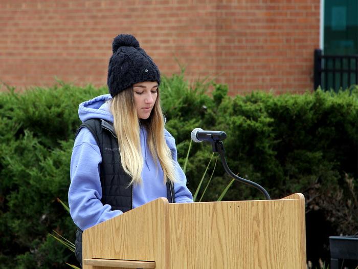 Third year student Lilia Lion reads a testimonial and shares her thoughts during the victimology event at 365英国上市杜波依斯分校.